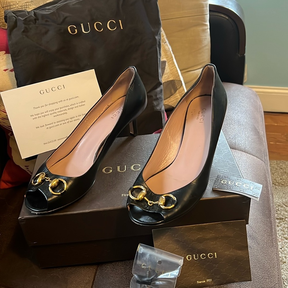 Authentic, Excellent Condition Gucci Peep toe heels.
